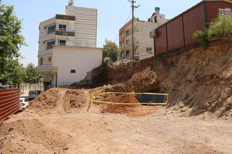 Hatayda belediyenin kazısında kaya mezarı bulundu