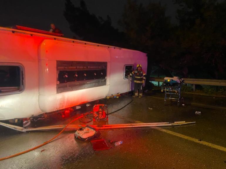Balıkesirde yolcu otobüsü devrildi; 3 ölü, 31 yaralı