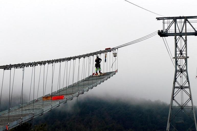 Türkiyenin en büyük teleferiğinde zorlu çalışma