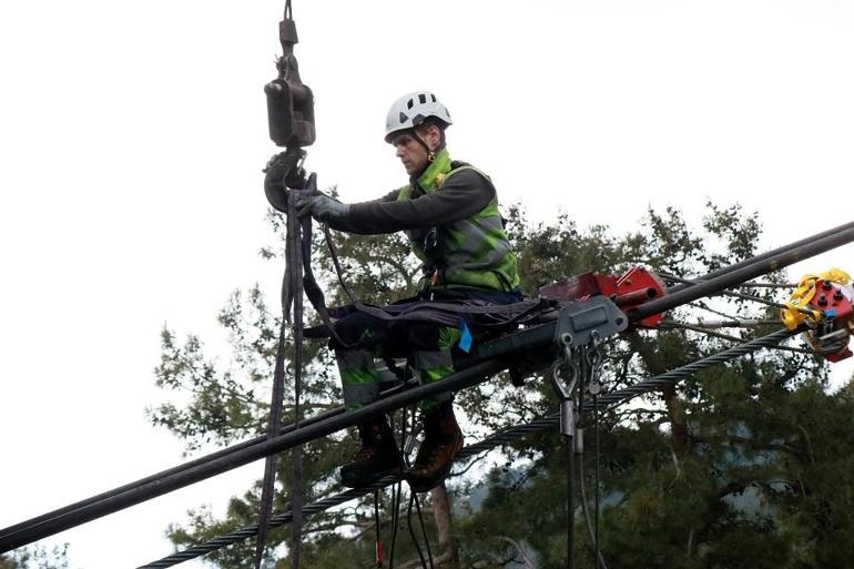 Türkiyenin en büyük teleferiğinde zorlu çalışma