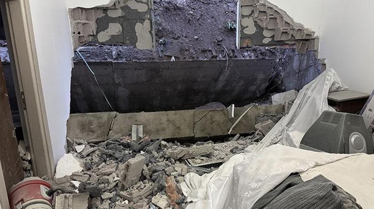 Çöken istinat duvarı evlerin içine girdi