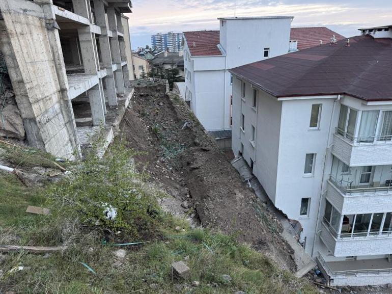 Çöken istinat duvarı evlerin içine girdi