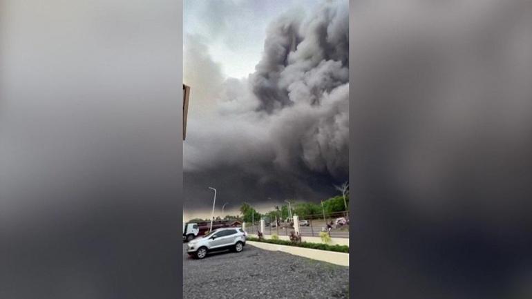Gökyüzünde kül bulutu Filipinlerde Mayon Yanardağı uyandı