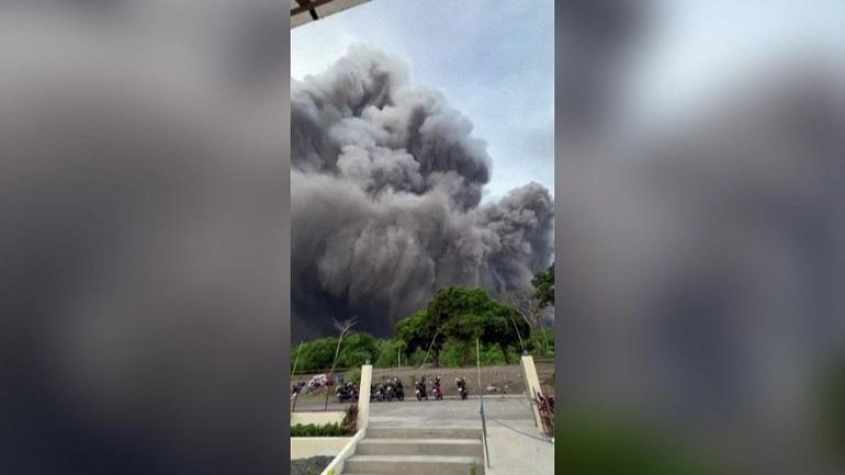 Gökyüzünde kül bulutu Filipinlerde Mayon Yanardağı uyandı