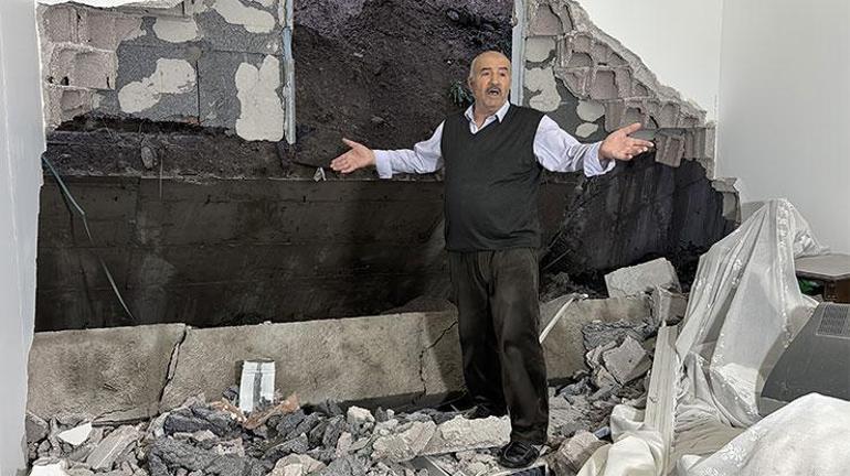 Çöken istinat duvarı evlerin içine girdi