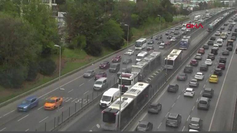 Seyir halindeki metrobüs yandı