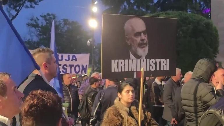 Arnavutlukta sokaklar yine karıştı