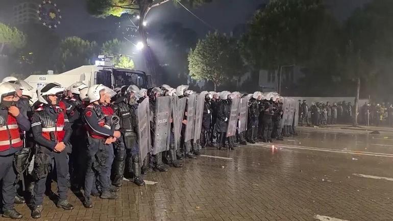 Arnavutlukta sokaklar yine karıştı