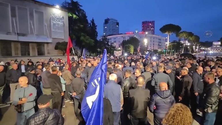 Arnavutlukta sokaklar yine karıştı