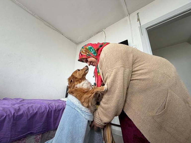 İnsanlardan korkan köpeğini sırtında gezdiriyor
