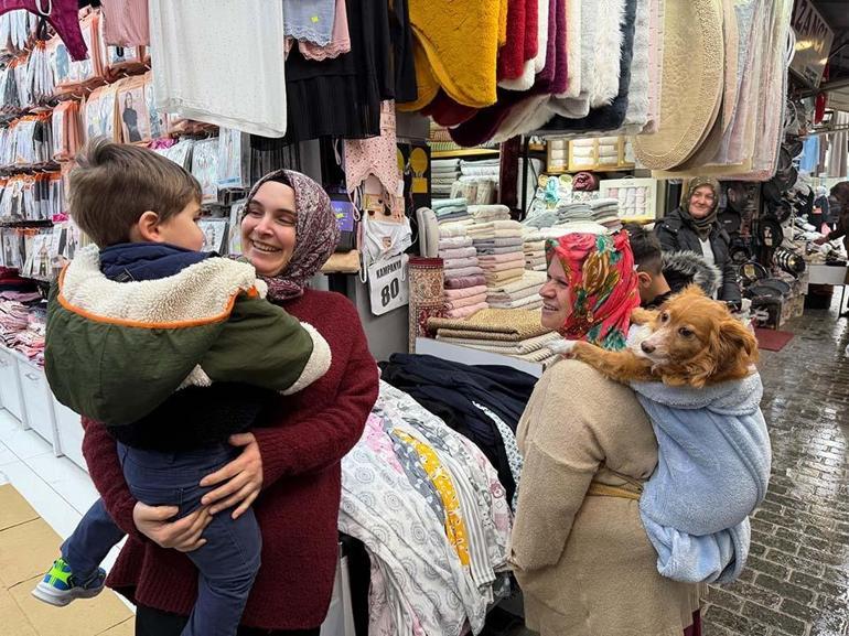 İnsanlardan korkan köpeğini sırtında gezdiriyor
