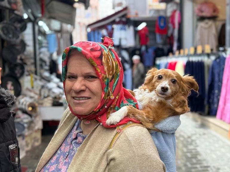 İnsanlardan korkan köpeğini sırtında gezdiriyor