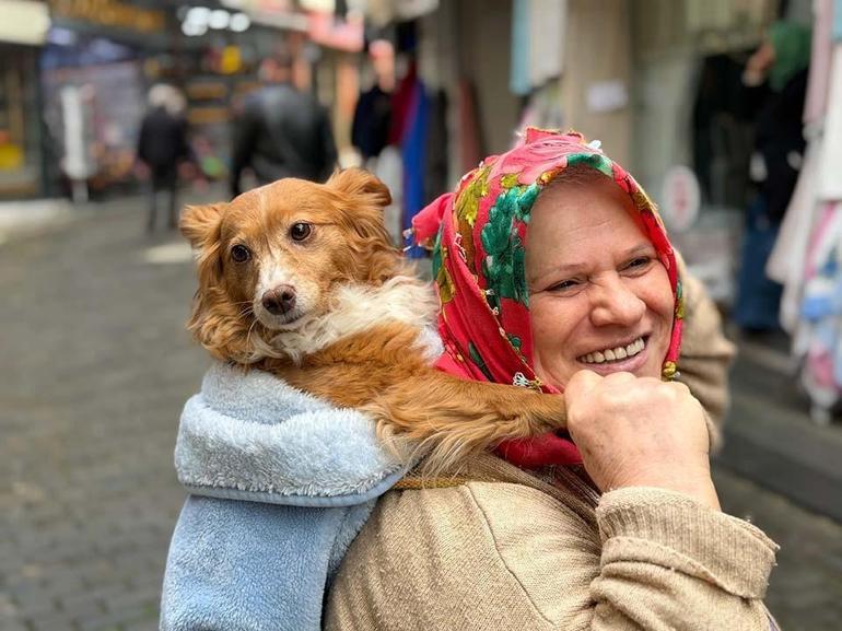 İnsanlardan korkan köpeğini sırtında gezdiriyor