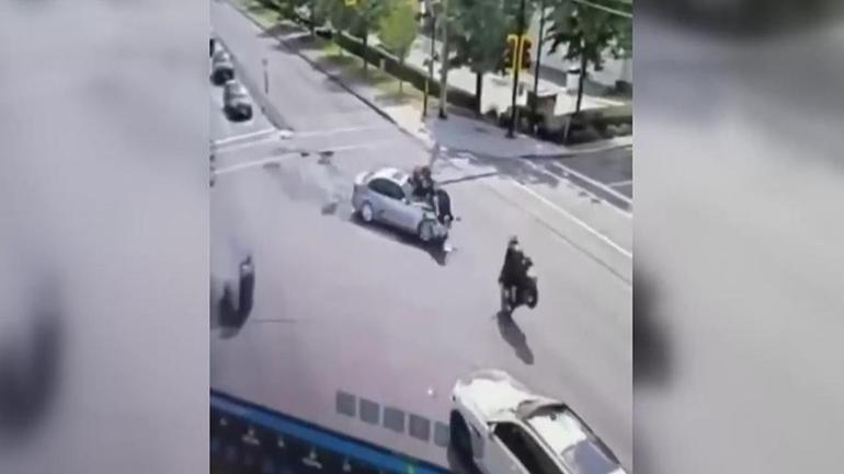 Kanadada film sahnelerini aratmayan kaza: Motosiklet trafik lambasına asılı kaldı
