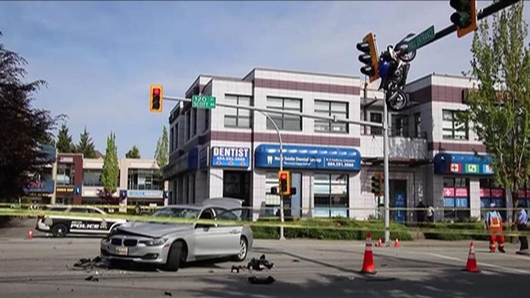 Kanadada film sahnelerini aratmayan kaza: Motosiklet trafik lambasına asılı kaldı