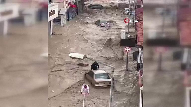 Araçlar suda böyle sürüklendi