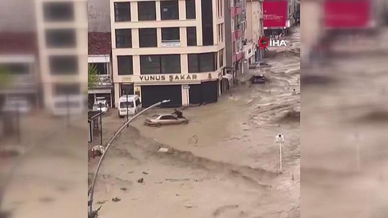 Araçlar suda böyle sürüklendi