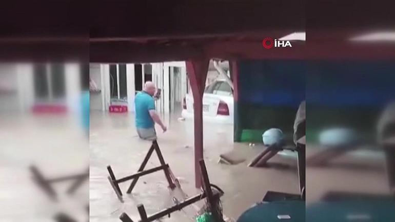 Araçlar suda böyle sürüklendi