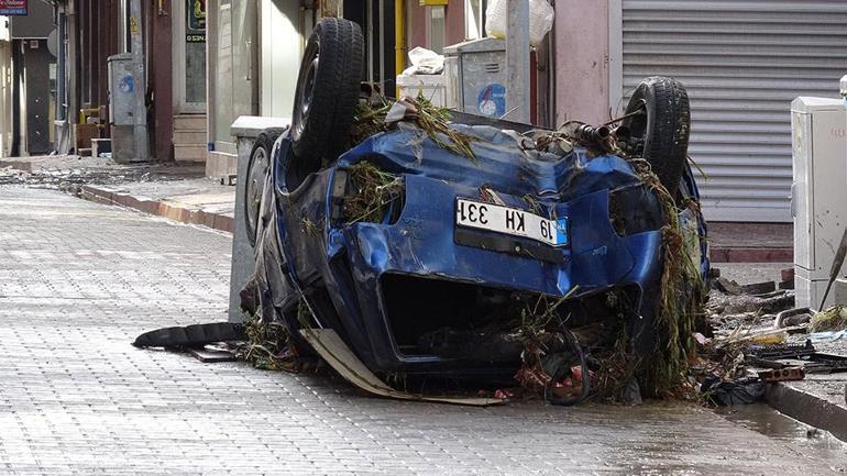 Araçlar suda böyle sürüklendi