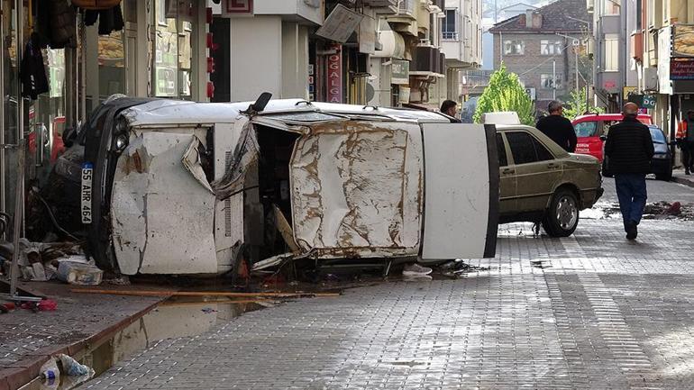 Araçlar suda böyle sürüklendi