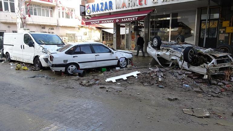 Araçlar suda böyle sürüklendi