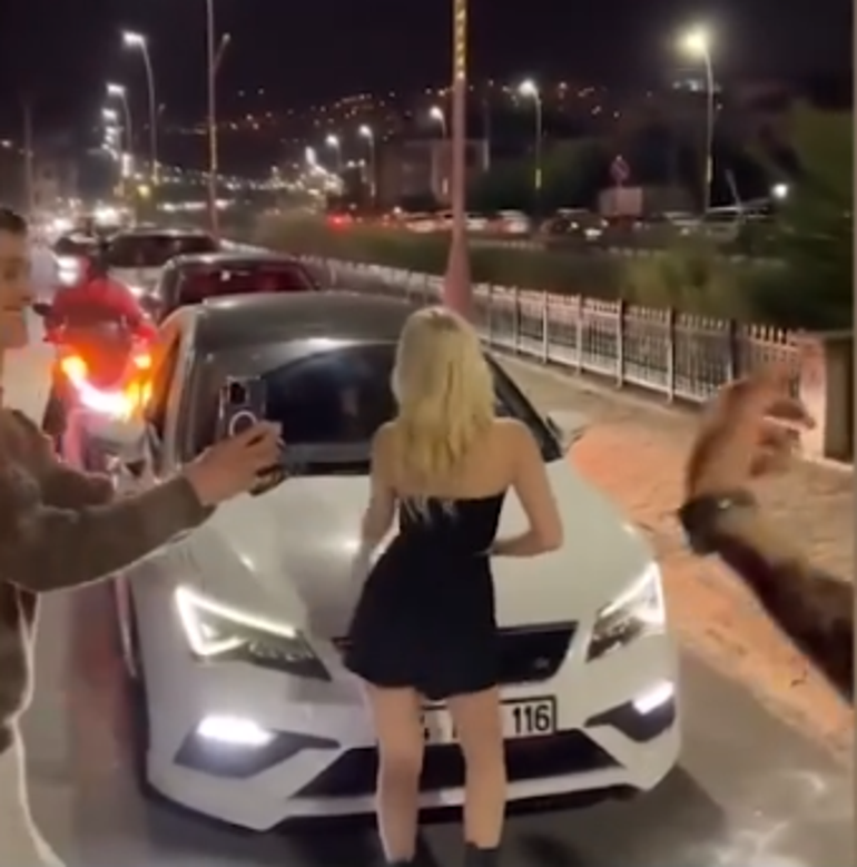 Sakaryada yolu kapatıp dans etti, polis affetmedi