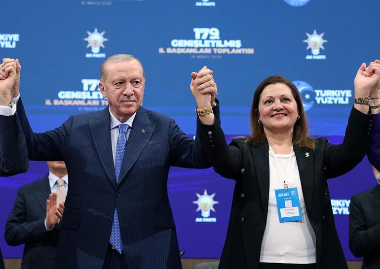 AK Partiye geçen Burcu Köksaldan belediye önünde yeni dönem açıklaması