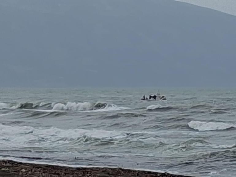 Denizde korku dolu anlar Dalgalar arasında ölümle boğuştular