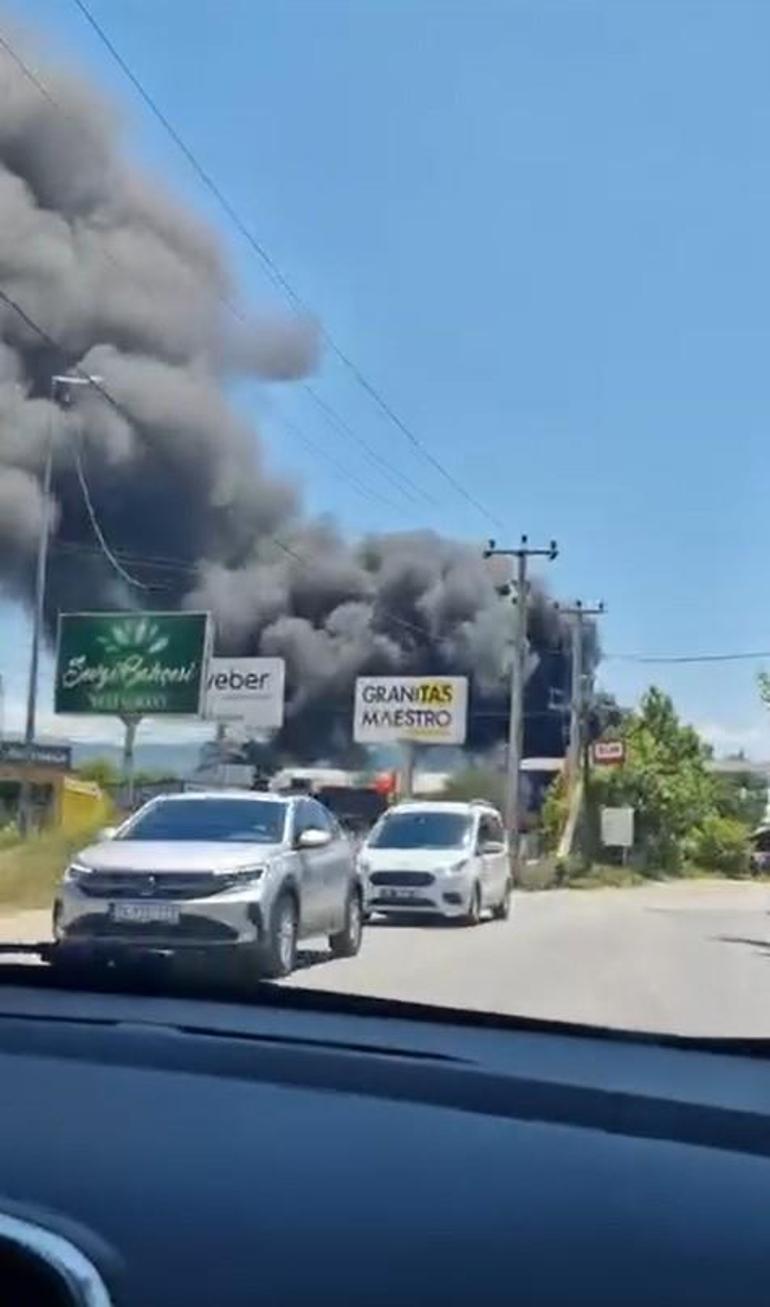 SON DAKİKA... Bursada yangın Siyah duman gökyüzünü kapladı