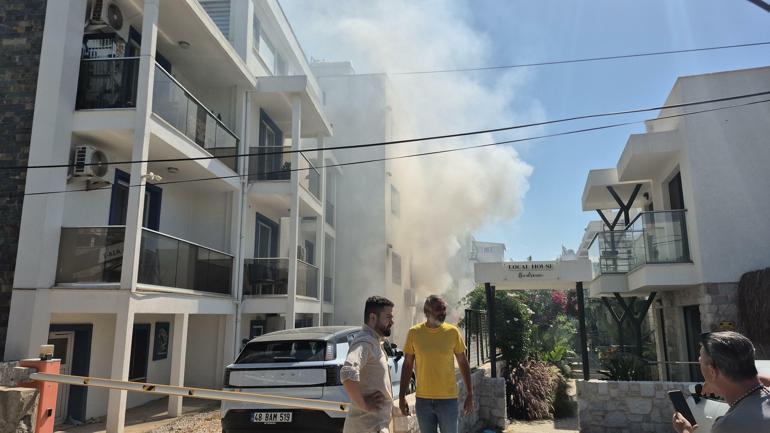 3 katlı binada yangın Çatıda mahsur kalan 2 kadın kurtarıldı