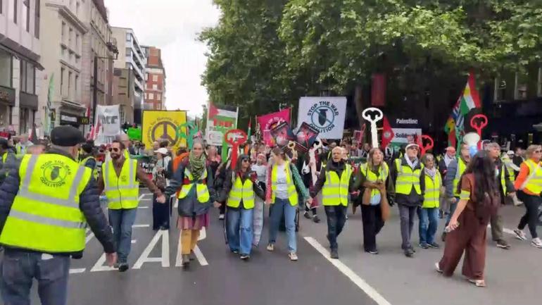 Londra sokaklarında çifte protesto