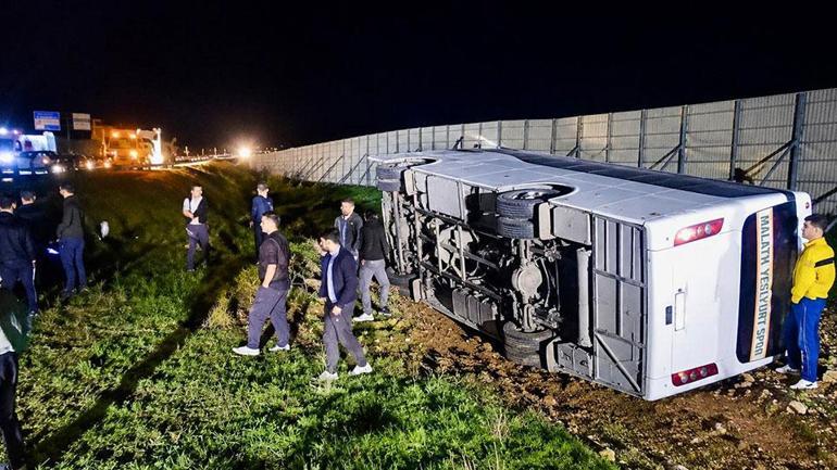 Taraftarları taşıyan midibüs devrildi