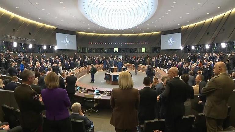 NATO zirvesinde Macrona parkur arayışı