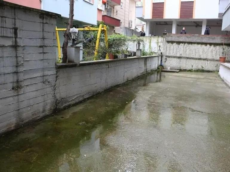 Binalarına sızan su, mahalle sakinlerini mağdur etti