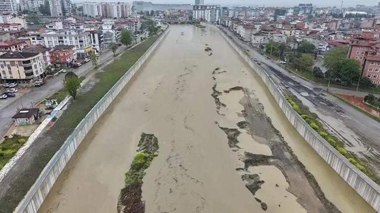 Binalarına sızan su, mahalle sakinlerini mağdur etti