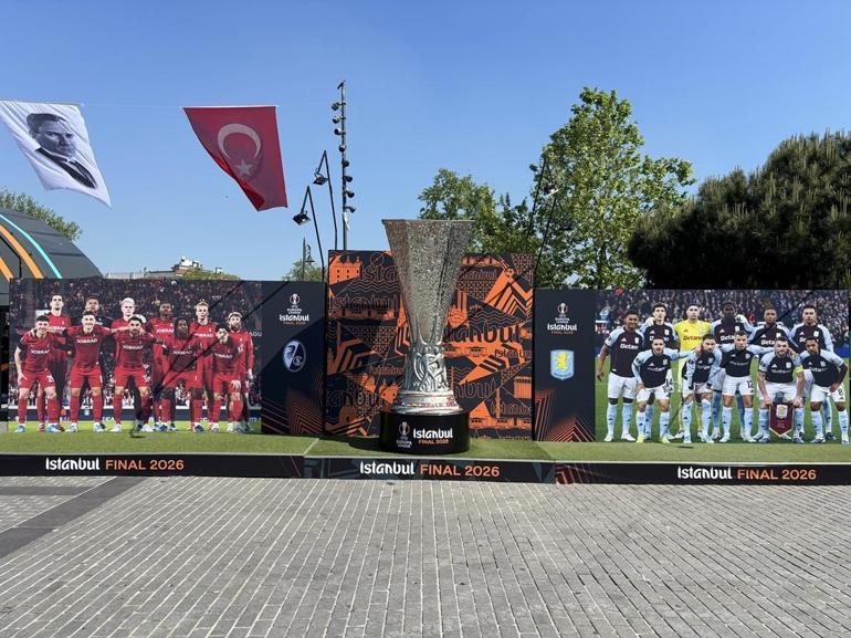 UEFA Avrupa Ligi Finali: İlhan Mansız, kupayı Beşiktaş Meydanı’na getirdi!