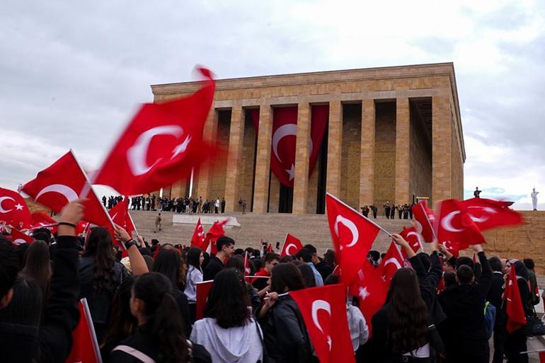 Bakan Bak ve beraberindeki heyet Anıtkabiri ziyaret etti