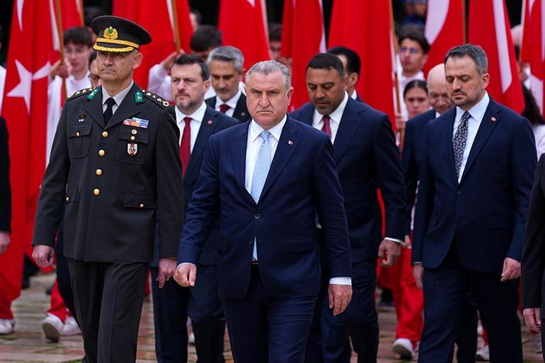 Bakan Bak ve beraberindeki heyet Anıtkabiri ziyaret etti