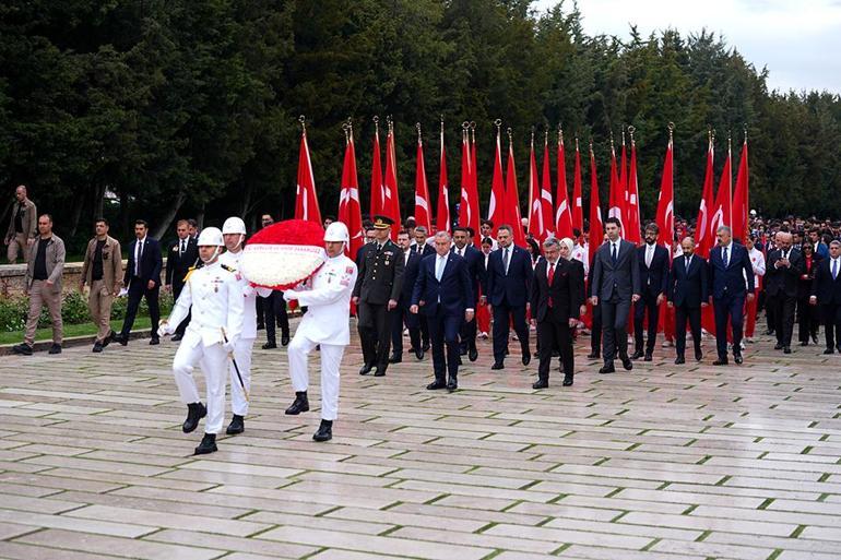 Bakan Bak ve beraberindeki heyet Anıtkabiri ziyaret etti