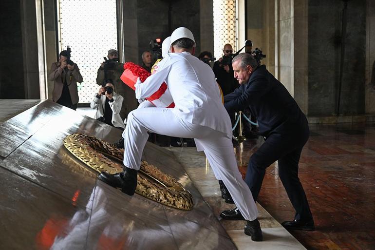 Bakan Bak ve beraberindeki heyet Anıtkabiri ziyaret etti