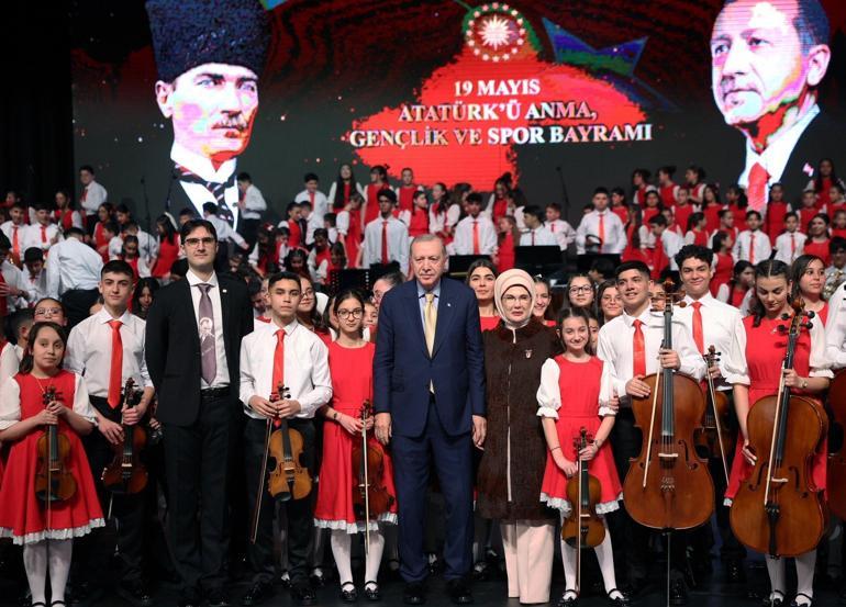 Cumhurbaşkanı Erdoğan ve eşi Emine Erdoğan, 19 Mayıs Konserinde Çocuklarla Bir Araya Geldi