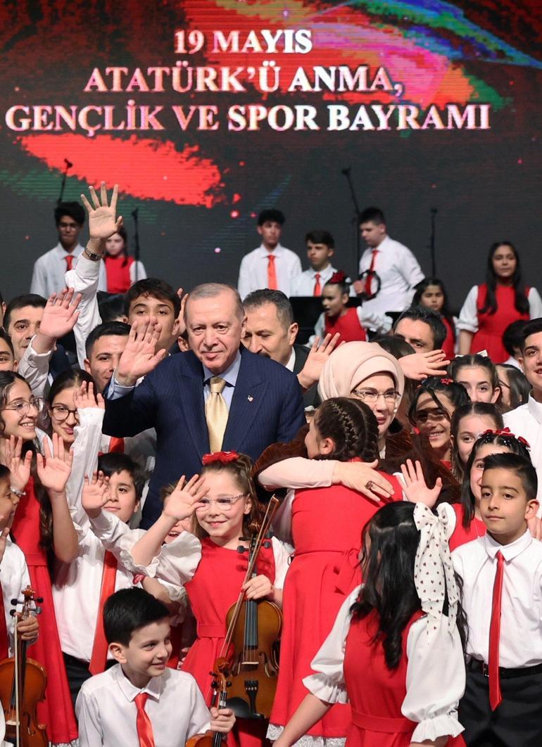 Cumhurbaşkanı Erdoğan ve eşi Emine Erdoğan, 19 Mayıs Konserinde Çocuklarla Bir Araya Geldi