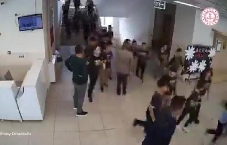 Malatyadaki depremde yürek ısıtan görüntü Engelli öğrenciyi kucaklarında taşıdılar