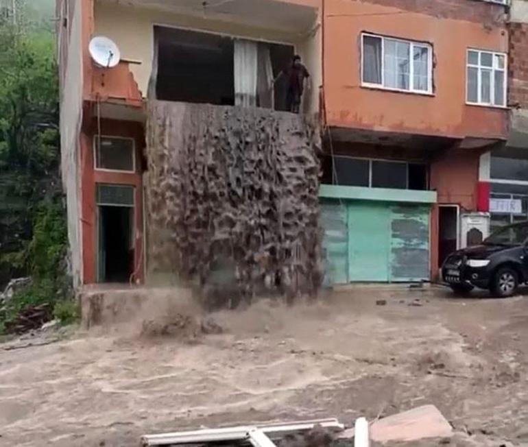 Orduda evin içinden sel geçti