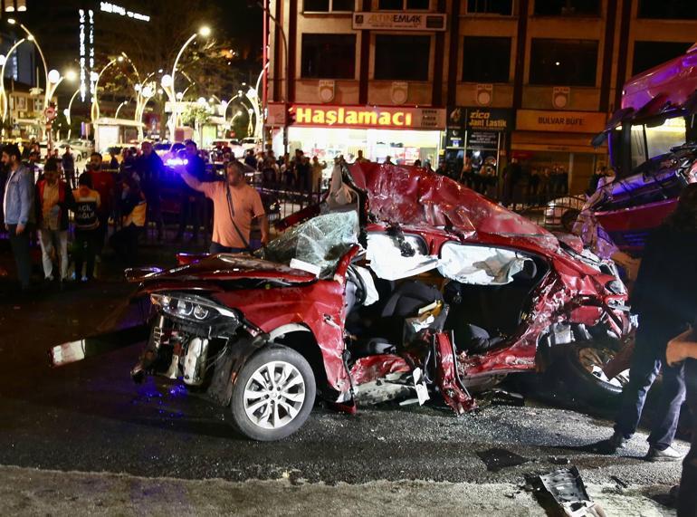 Giresun’da feci trafik kazası Tırın çarptığı iki otomobilde 5 kişi hayatını kaybetti