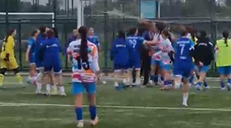 Saha karıştı Kadın futbolcular birbirine girdi