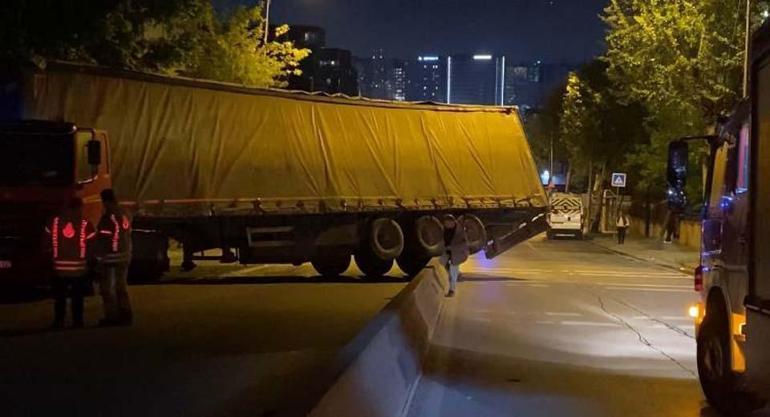 Küçükçekmecede yokuşta geri kayan TIR refüjde asılı kaldı