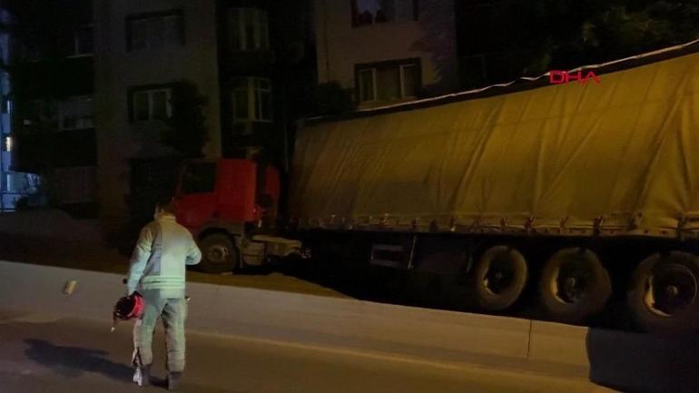 Küçükçekmecede yokuşta geri kayan TIR refüjde asılı kaldı