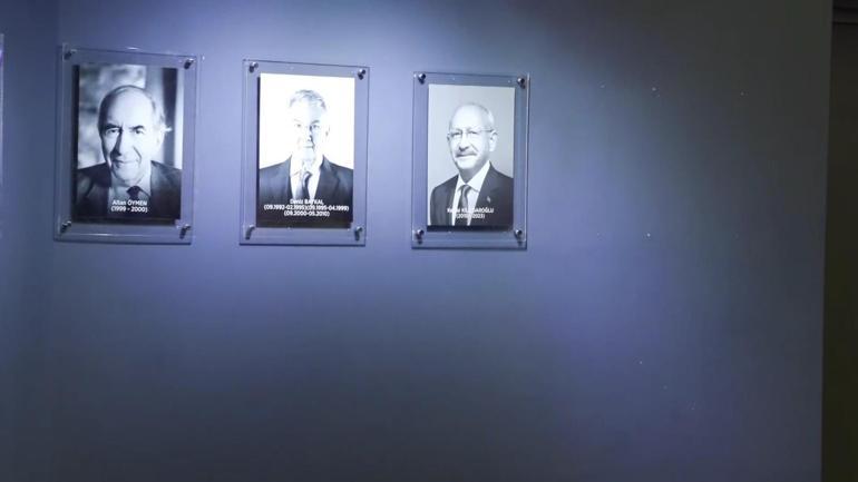 Kılıçdaroğlunun fotoğrafı yeniden CHP Genel Merkezine asıldı