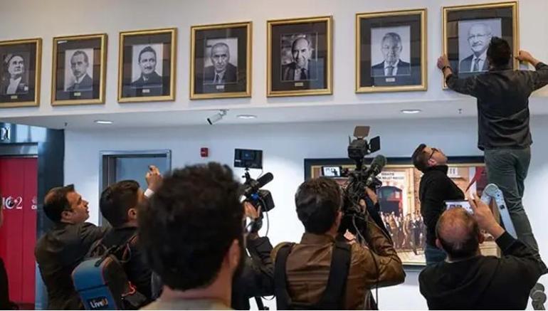 Kılıçdaroğlunun fotoğrafı yeniden CHP Genel Merkezine asıldı